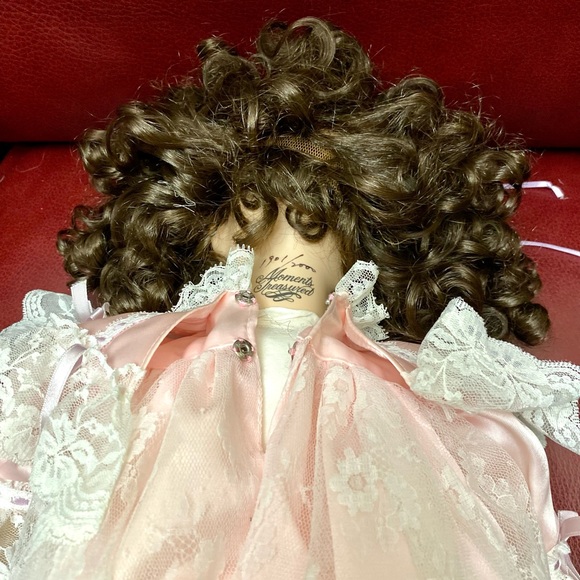 DOLL MOMENTS TREASURED Porcelain Doll #11/2000 Handcrafted "LUCY" 1901 /2000 - Picture 10 of 15
